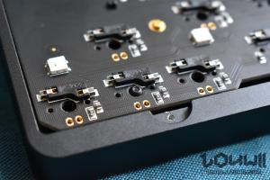 Idobao ID80 detail of inserting 5-pins PCB from the bottom pushed all the way